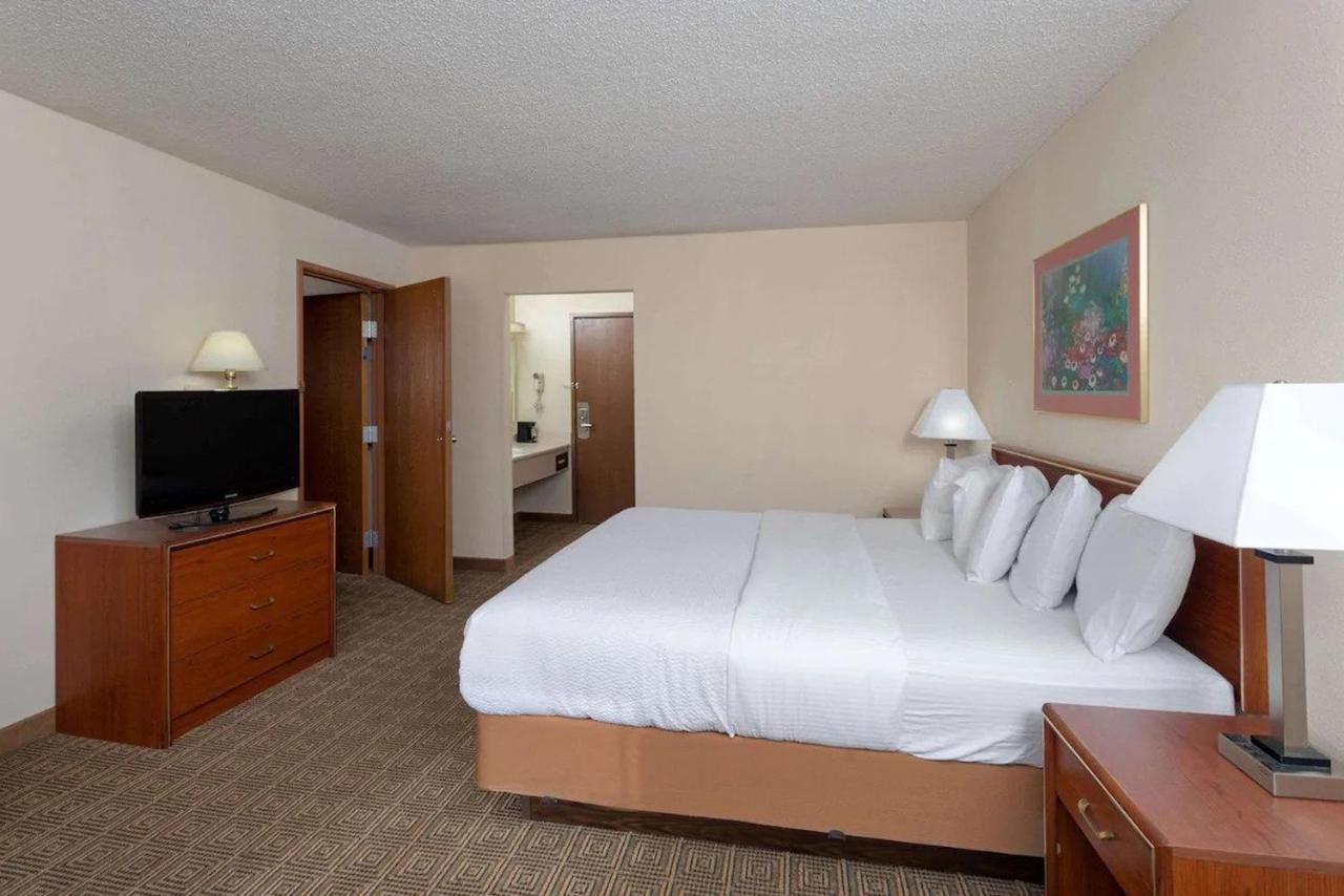 Norwood Inn & Suites Indianapolis East Post Drive エクステリア 写真