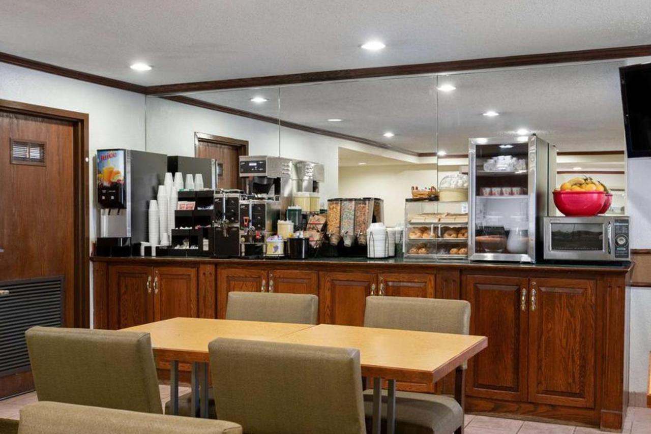 Norwood Inn & Suites Indianapolis East Post Drive エクステリア 写真