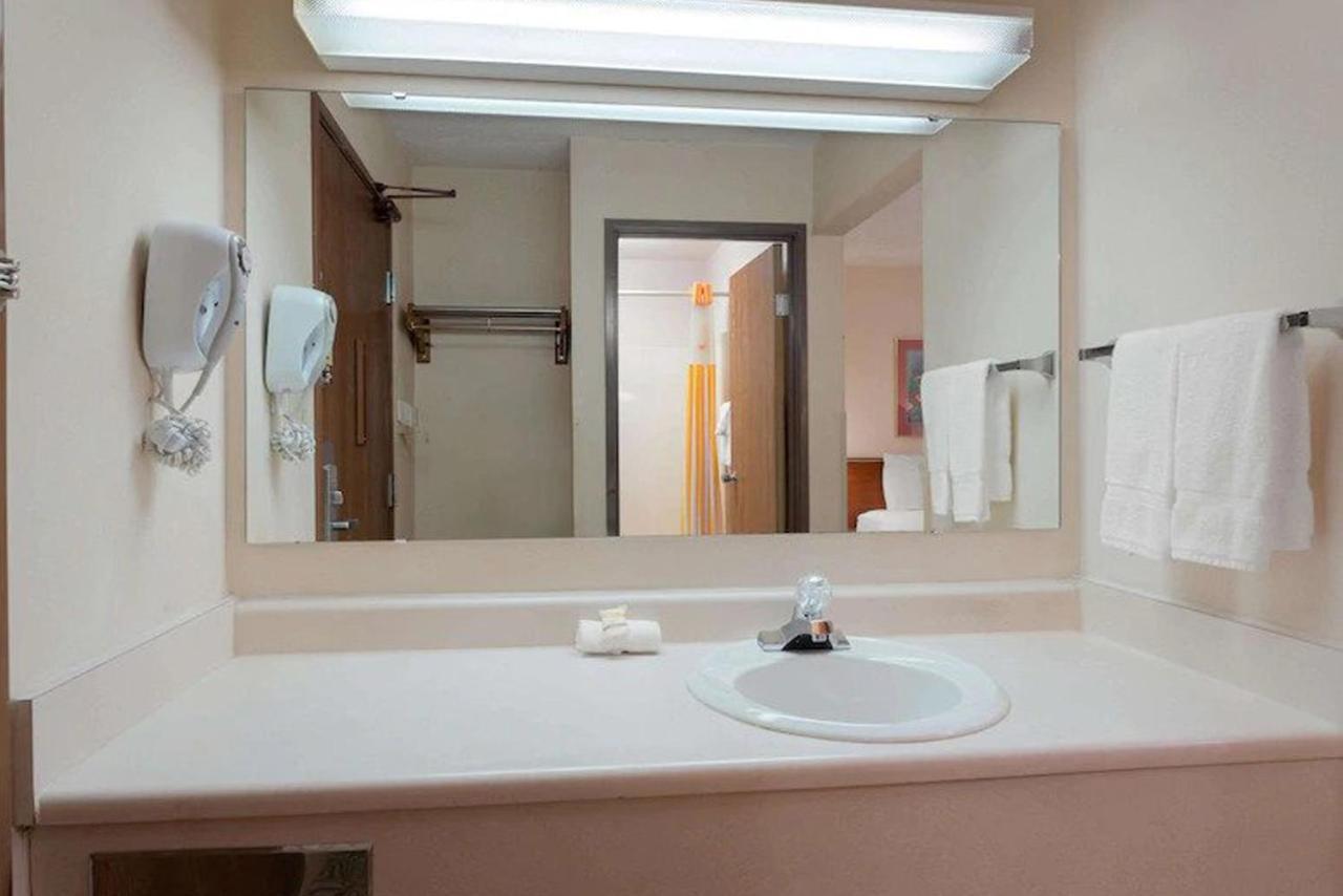 Norwood Inn & Suites Indianapolis East Post Drive エクステリア 写真