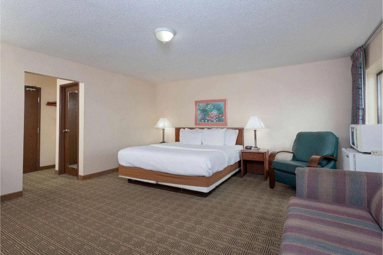 Norwood Inn & Suites Indianapolis East Post Drive エクステリア 写真