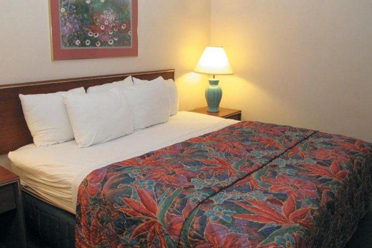 Norwood Inn & Suites Indianapolis East Post Drive エクステリア 写真
