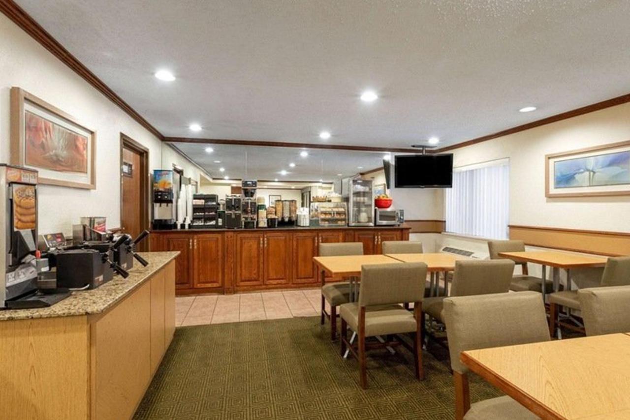 Norwood Inn & Suites Indianapolis East Post Drive エクステリア 写真