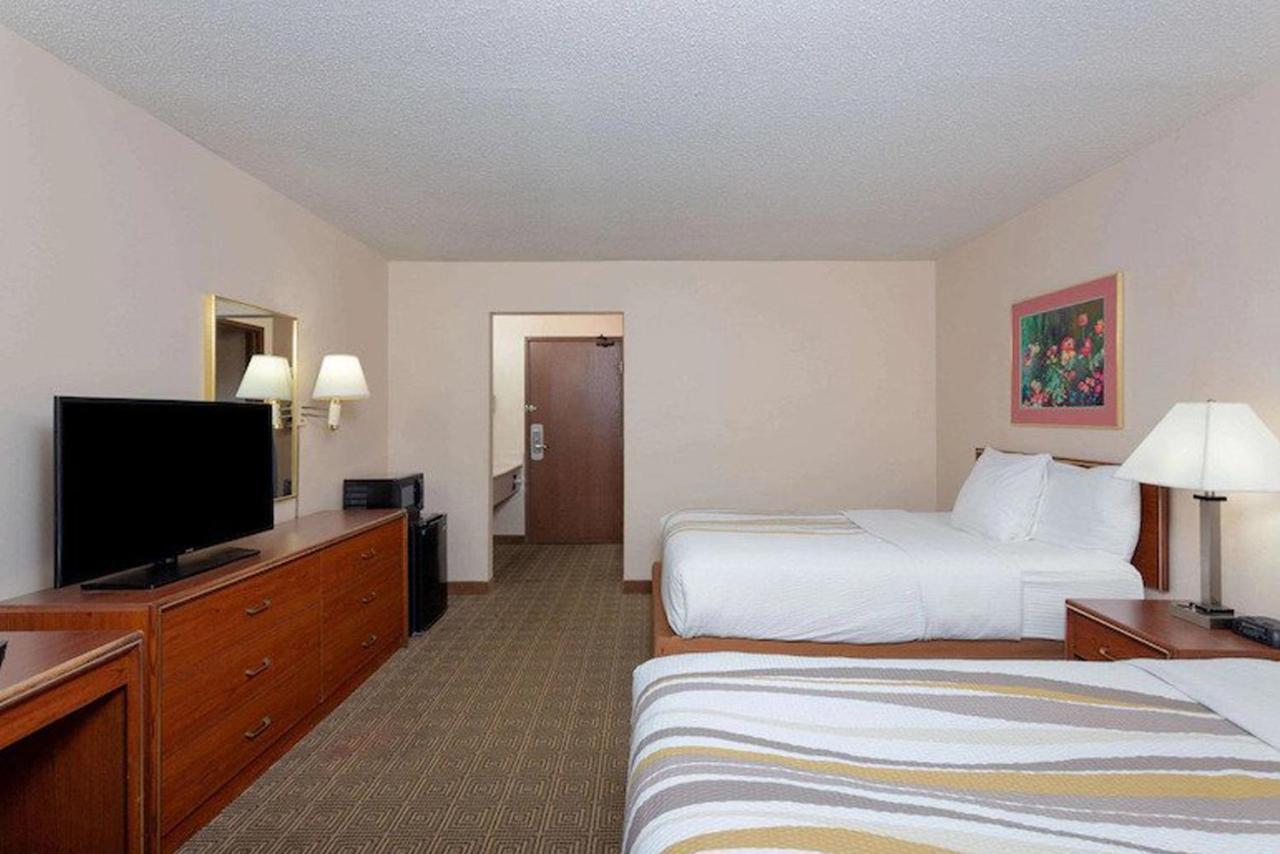 Norwood Inn & Suites Indianapolis East Post Drive エクステリア 写真