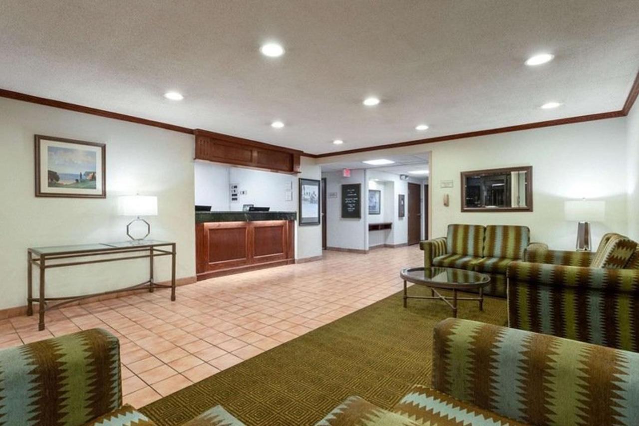 Norwood Inn & Suites Indianapolis East Post Drive エクステリア 写真