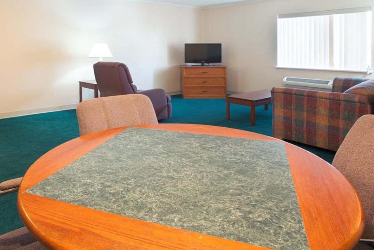 Norwood Inn & Suites Indianapolis East Post Drive エクステリア 写真