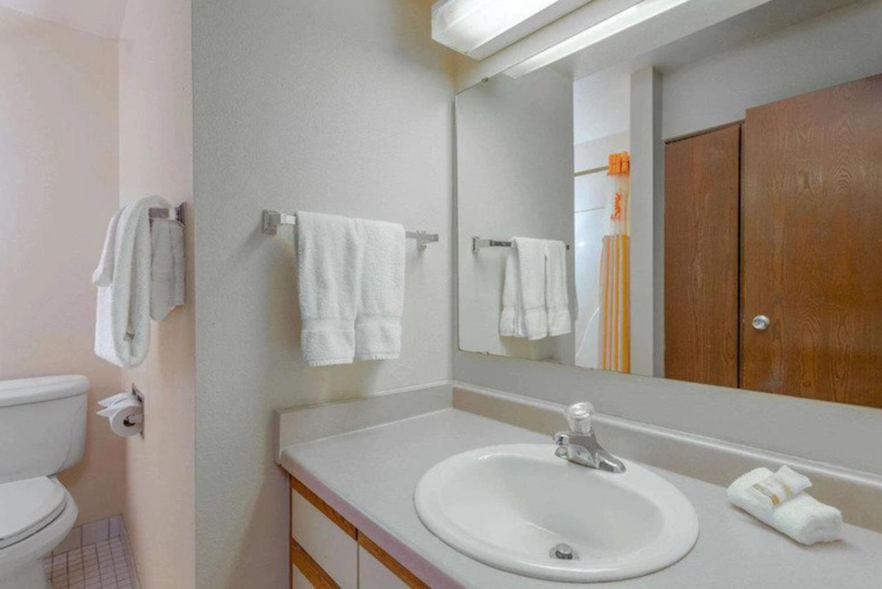 Norwood Inn & Suites Indianapolis East Post Drive エクステリア 写真